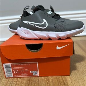 Nike Kids Flex Runner 2 Gray and White Sneakers